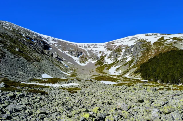 Paisaje de alta montaña en la cumbre del Moncayo