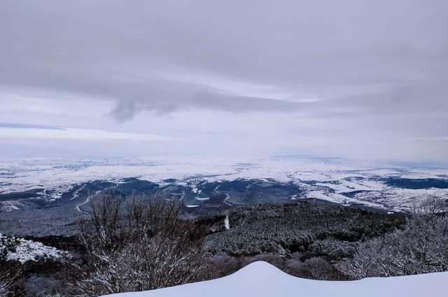 Horizonte nevado del Moncayo visto desde la montaña