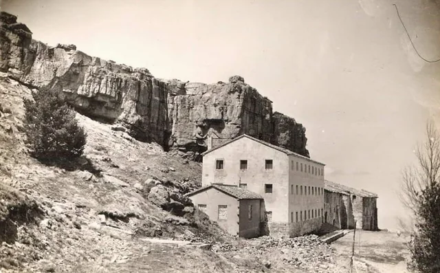 Fotografía histórica del Santuario del Moncayo junto al risco