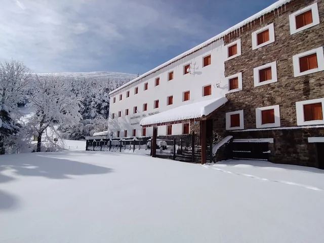 Fachada del Santuario del Moncayo rodeada de nieve