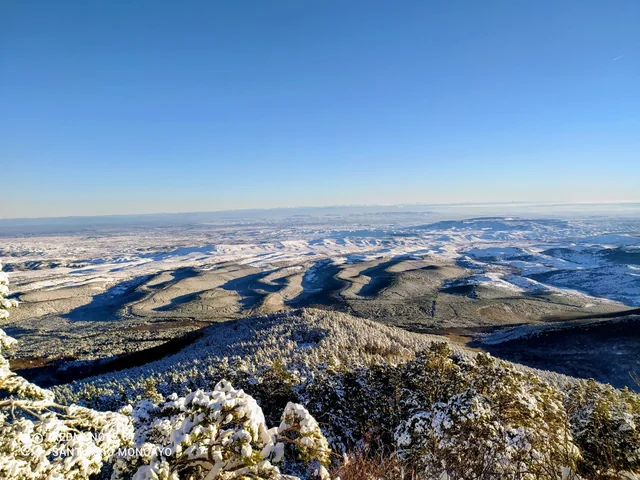 Valle del Moncayo cubierto de nieve bajo un cielo azul